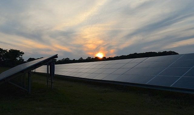 solar-panels-2458717_640