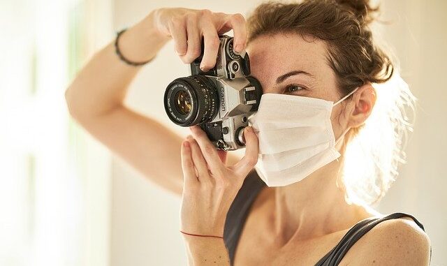photographer-5355840_640 why you should not wear loose fit mask
